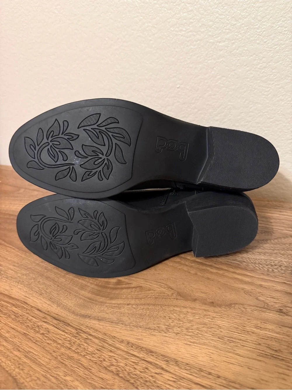 NWT b.o.c. Lindsay bootie in black